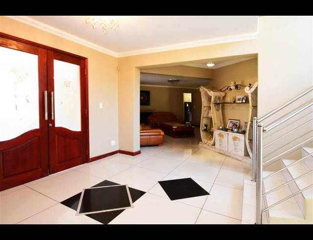 6 BEDROOM CLUSTER FOR SALE IN SUMMERSET